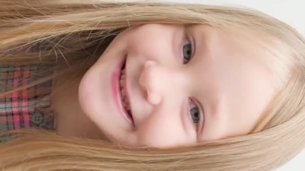 Kislány Örül Kényeztet Mosolyog Közelkép Portré Függőleges Videó — Stock videók