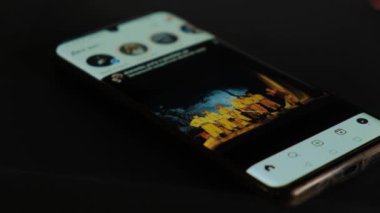 Akıllı telefondan Instagram uygulaması. Kiev, Ukrayna - 07 Mart 2024