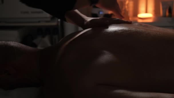 Massaggio Terapeutico Rilassante Uomo Indietro Primo Piano Camera Scura Con — Video Stock
