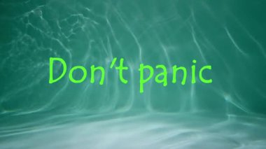 Suyun arka planında panik metni canlandırma.