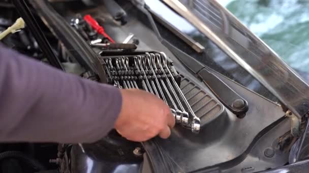 Mecânico Masculino Leva Uma Chave Inglesa Enquanto Conserta Carro — Vídeo de Stock