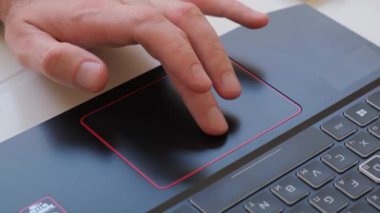 Siyah, modern bir dizüstü bilgisayarla çalışan bir adamın parmakları..