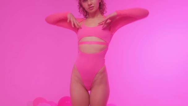 Красива Дівчина Рожевому Купальнику Рожевому Тлі Стилі Років Робити Фітнес — стокове відео