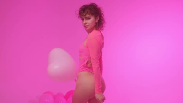Mooi Meisje Een Roze Badpak Een Roze Achtergrond Stijl Van — Stockvideo