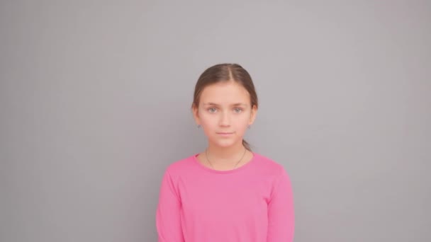 Маленькая Девочка Демонстрирует Эмоции Неудовлетворенности Подозрительности — стоковое видео