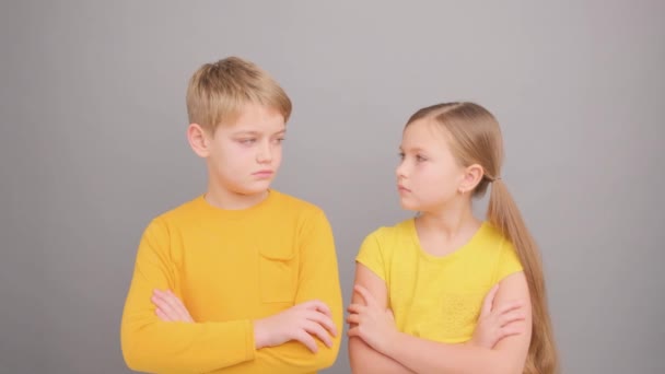 Garçon Fille Regardent Caméra Froncent Les Sourcils Pour Montrer Émotion — Video