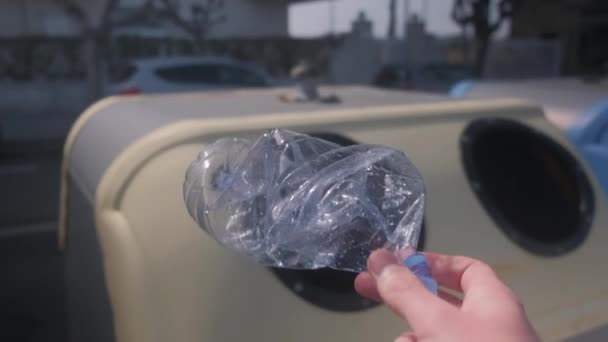 Une Main Homme Jette Une Bouteille Plastique Dans Une Poubelle — Video