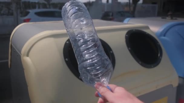 Una Mano Uomo Getta Una Bottiglia Plastica Bidone Della Spazzatura — Video Stock