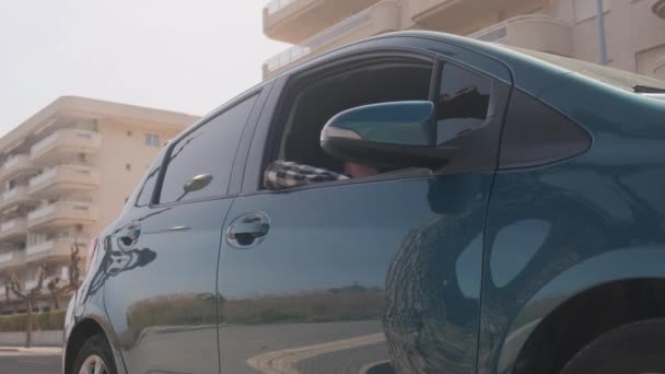 Egy Férfi Kocsiban Kidobja Szemetet Ablakon — Stock videók