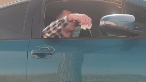 Egy Férfi Kocsiban Kidobja Szemetet Ablakon — Stock videók