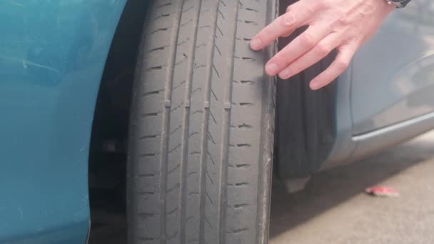 指はタイヤのトレッドにダメージを与える タイヤはタイヤの圧力が間違っていたために問題を扱います 古いタイヤから生まれた — ストック動画
