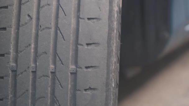 汽车特写上磨损的旧轮胎 — 图库视频影像