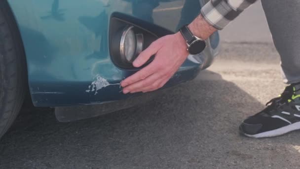 Mężczyzna Patrzy Zepsuty Zderzak Zbliżeniu Samochodu Latająca Farba Pęknięcie Nadwoziu — Wideo stockowe