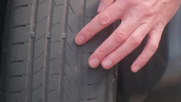 Палець Вказує Пошкодження Протектора Шини Проблеми Шиною Через Неправильний Тиск — стокове відео