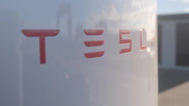 Tarragona, İspanya - 27 Eylül 2023: Elektrikli araba şarj istasyonu Tesla Supercharger.