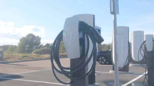 西班牙塔拉戈纳 2023年9月27日 特斯拉增压器电动汽车充电站 — 图库视频影像
