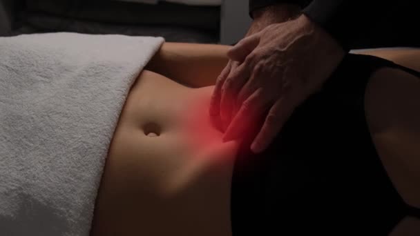 Mani Maschili Che Fanno Massaggio Drenaggio Linfatico Uno Stomaco Femminile — Video Stock