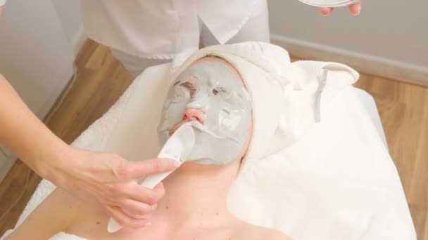 Mladá Žena Obličejem Pokrytým Zelenou Hydratační Alginátovou Maskou Salonu Krásy — Stock video