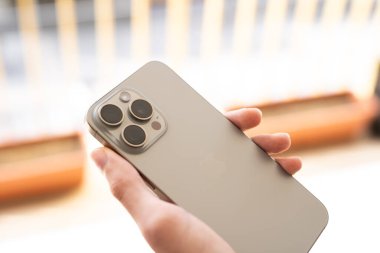 Tarragona, İspanya - 24 Mart 2024: Bir adam yeni bir iPhone 15 'i elinde tutuyor.