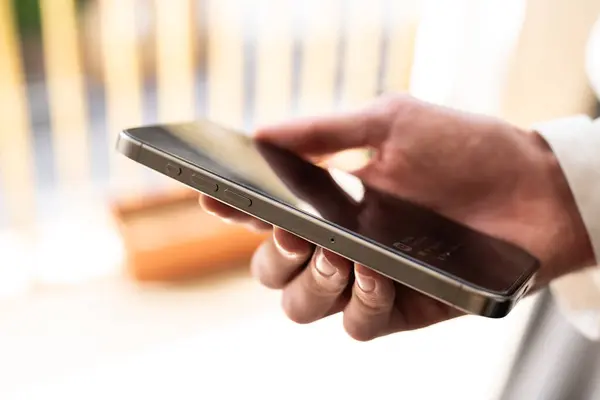 Tarragona, İspanya - 24 Mart 2024: Bir adam yeni bir iPhone 15 'i elinde tutuyor.
