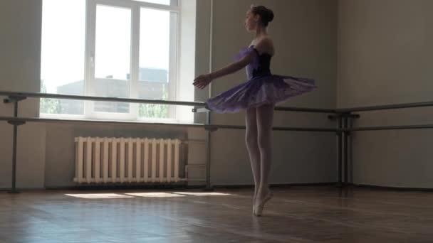 Una Bailarina Adolescente Hermoso Tutú Entrena Baila Maravillosamente Filmado Estudio — Vídeo de stock