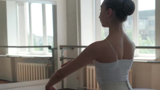 Una Bailarina Tutú Blanco Entrena Baila Maravillosamente — Vídeos de Stock