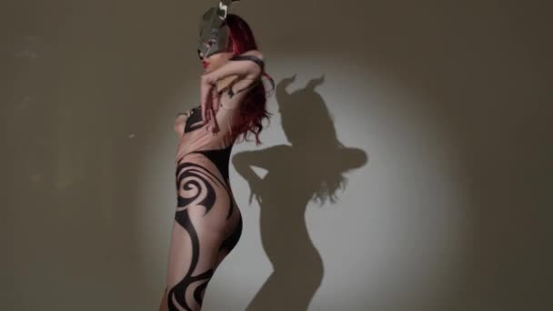 Una Chica Diabólica Con Cuernos Cabeza Traje Apretado Sexy Baila — Vídeo de stock