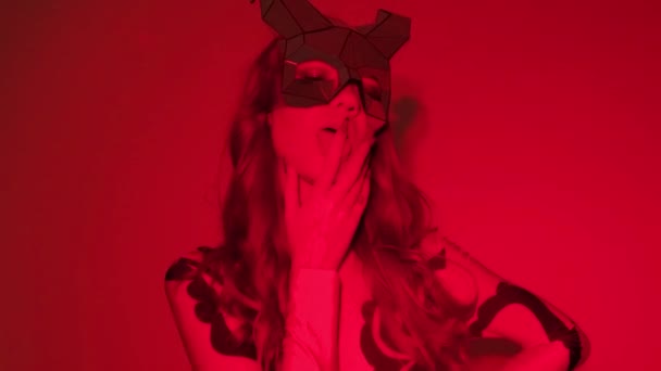 Диявольська Дівчина Рогами Голові Сексуальному Боді Костюмі Червоній Неоновій Світлій — стокове відео