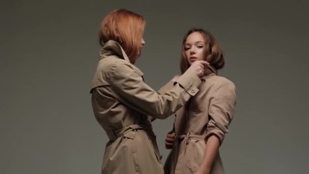 Două Modele Elegante Într Strat Șanț Studio Fundal Gri — Videoclip de stoc