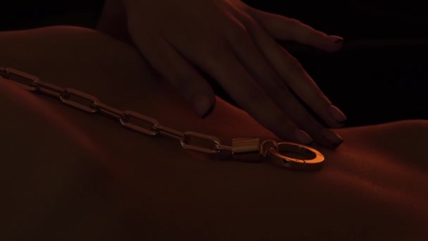 漂亮的女性腹部特写上珠宝链 — 图库视频影像