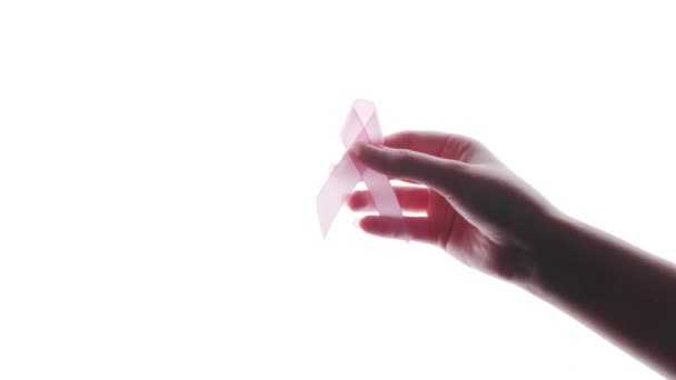 검진에 유방암의 상징으로 배경에 여자의 클로즈업 — 비디오