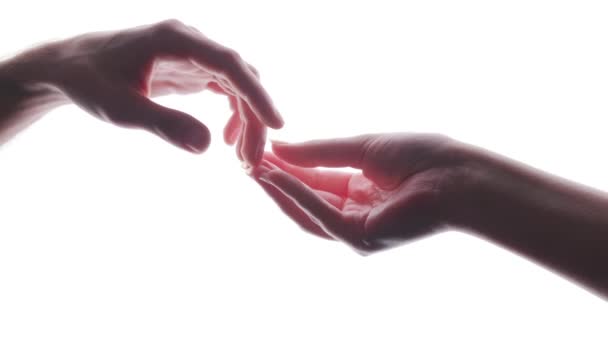 Κοντινό Πλάνο Ρομαντικοί Άνθρωποι Αγγίζουν Χέρια Ένα Λευκό Φόντο Ένα — Αρχείο Βίντεο