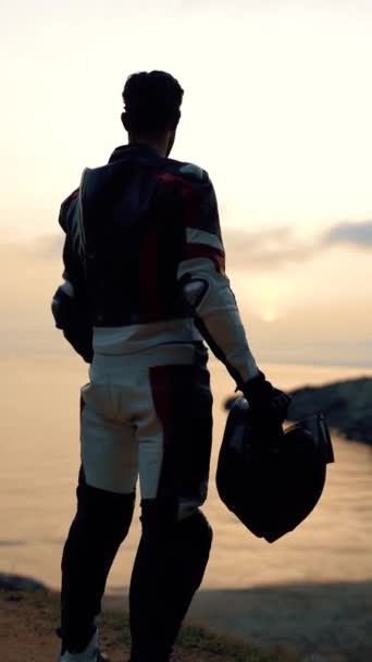 Seorang Pengendara Motor Mengenakan Helm Terhadap Latar Belakang Laut Dan — Stok Video