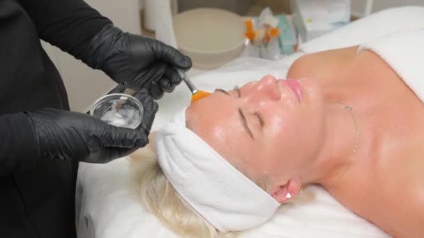 Cosmétologue Haut Applique Masque Client Effectue Des Procédures Dans Spa — Video