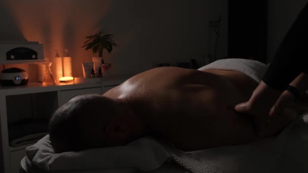 Massage Wellness Salon Ein Professioneller Masseur Gibt Einem Aufgepumpten Mann — Stockvideo