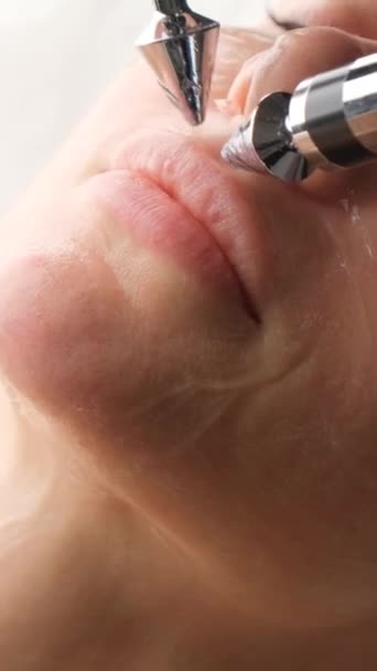 Primer Plano Una Mujer Sometida Procedimiento Lifting Facial Microcorriente Cosmetólogo — Vídeo de stock