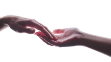 Romantik insanların beyaz bir arka planda el ele tutuşması. Bir çift sevgi dolu el birleşsin.