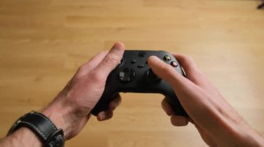 Yeni Xbox serisi X konsolunda oynamak için Joystick denetleyici. Kiev, Ukrayna - 07 Mart 2024