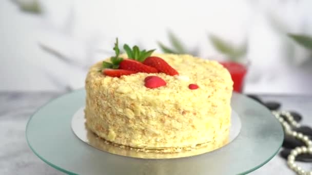 Köstlicher Frischer Napoleonkuchen Mit Frischen Erdbeeren Aus Nächster Nähe — Stockvideo