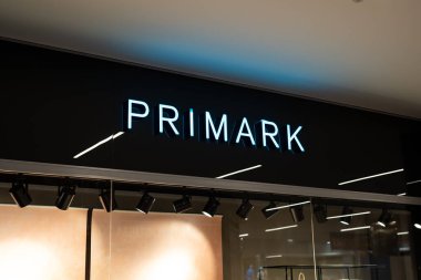 Tarragona, İspanya - 24 Temmuz 2023: Dükkana yakın çekimde Primark logosu.