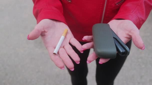 スペインのタラゴン 2024年4月1日 少女はタバコと電子タバコを手に持っている 喫煙するデバイスの選択 — ストック動画