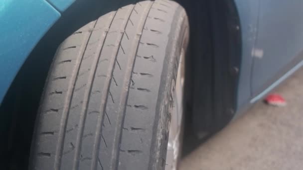 汽车特写上磨损的旧轮胎 — 图库视频影像