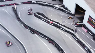 Tarragona, İspanya - 30 Temmuz 2023: Hipodromdaki yüksek hızlı kart yarışı. Yukarıdan hava fotoğrafçılığı.