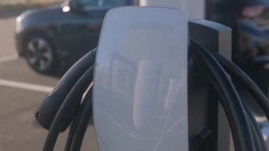 Tarragona, İspanya - 27 Eylül 2023: Elektrikli araba şarj istasyonu Tesla Supercharger.