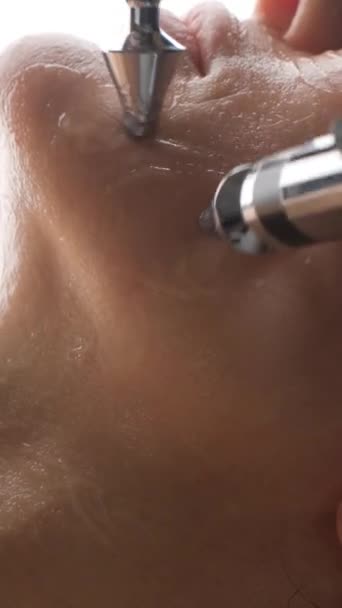 Kvinna Genomgår Mikroströmsoperation Från Kosmetolog Nära Halsen Vertikal Video — Stockvideo