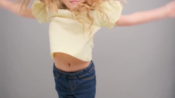 Kis Göndör Boldog Lány Ugrál Örül Stúdióban Szürke Háttérrel — Stock videók