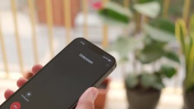 Cep telefonundaki dolandırıcılardan bilinmeyen bir çağrı.