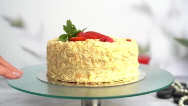 Pyszne Świeże Ciasto Napoleońskie Świeżymi Truskawkami Zbliżenie — Wideo stockowe