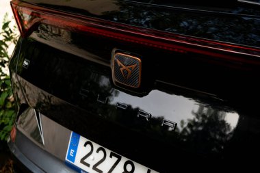 Tarragona, İspanya - 01 Haziran 2022: Siyah kapaklı bir arabanın Koltuk Cupra logosu.