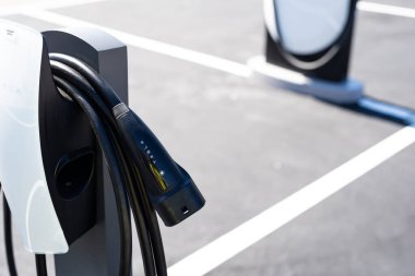 Tarragona, İspanya - 27 Eylül 2023: Elektrikli araba şarj istasyonu Tesla Supercharger.